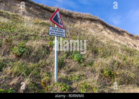 Segno di avvertimento di cliff cade. Dunwich, Suffolk, Regno Unito. Foto Stock