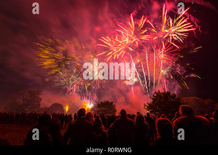 La gente a guardare i fuochi d'artificio a Helvingham Hall, Suffolk, Regno Unito. Foto Stock