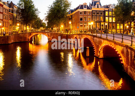 Bella scena notturna della città di Amsterdam nei Paesi Bassi con canali e luci Foto Stock