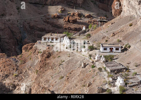 Vista da Phugtal Gompa (noto anche come Phuktal Gompa) sulla vicina chortens e guesthouse (edificio sul lato sinistro), Zanskar, India Foto Stock