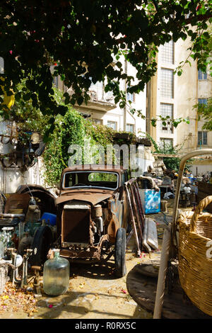 Giardino sul retro piena di spazzatura e di antiquariato e una vecchia auto arrugginito. A nord di Nicosia, Cipro Nord Ottobre 2018 Foto Stock