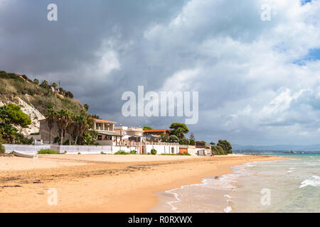 La spiaggia pubblica vicino la Scala dei Turchi. Realmonte, vicino a Porto Empedocle, sud della Sicilia, Italia. Foto Stock