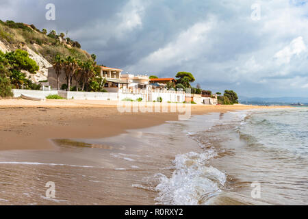 La spiaggia pubblica vicino la Scala dei Turchi. Realmonte, vicino a Porto Empedocle, sud della Sicilia, Italia. Foto Stock