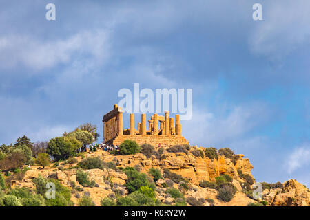 Valle dei Templi) - Valle di antiche rovine del tempio greco costruito nel V secolo A.C., Agrigento, Sicilia, Italia. Foto Stock