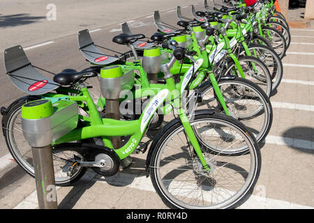 Un cavalletto di TEL OFIN noleggio biciclette a Tel Aviv vicino al Mar Mediterraneo. Foto Stock