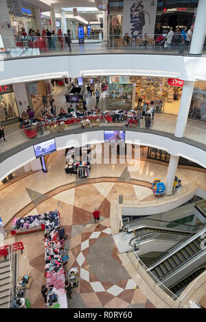 Una vista da sopra della multilevel GRAND CANYON MALL a Haifa in Israele. Foto Stock