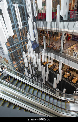 Una vista da sopra della multilevel GRAND CANYON MALL a Haifa in Israele. Foto Stock