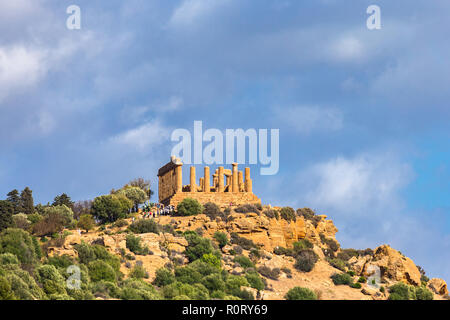 Valle dei Templi) - Valle di antiche rovine del tempio greco costruito nel V secolo A.C., Agrigento, Sicilia, Italia. Foto Stock