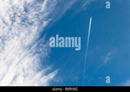 Un passeggero aereo lasciando una scia di vapore Foto Stock