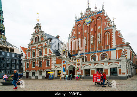 Riga, la capitale della Lettonia, è impostato sul Mar Baltico alla foce del fiume Daugava. Riga Piazza del Municipio, la Casa delle Teste Nere e San Pietro Chu Foto Stock