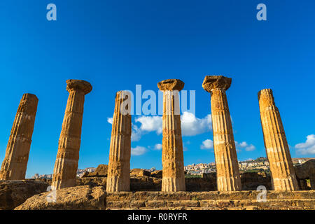 Resti del Tempio di Eracle - Valle dei Templi si trova a Agrigento, Sicilia. Unesco - Sito Patrimonio dell'umanità. Foto Stock