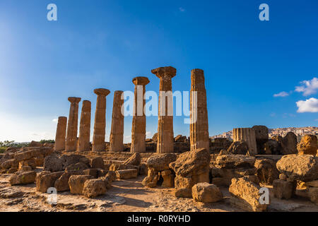 Resti del Tempio di Eracle - Valle dei Templi si trova a Agrigento, Sicilia. Unesco - Sito Patrimonio dell'umanità. Foto Stock