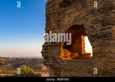 Valle dei Templi) - Valle di antiche rovine del tempio greco costruito nel V secolo A.C., Agrigento, Sicilia, Italia. Foto Stock