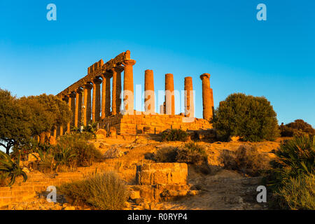 Il Tempio di Giunone nella Valle dei Templi di Agrigento - Sicilia, Italia. Foto Stock