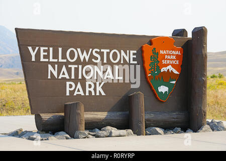 GARDINER, MT -5 SEP 2018- Vista del cartello di ingresso al Parco Nazionale di Yellowstone al confine tra Montana e Wyoming, Stati Uniti. Foto Stock