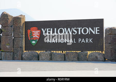 GARDINER, MT -5 SEP 2018- Vista del cartello di ingresso al Parco Nazionale di Yellowstone al confine tra Montana e Wyoming, Stati Uniti. Foto Stock