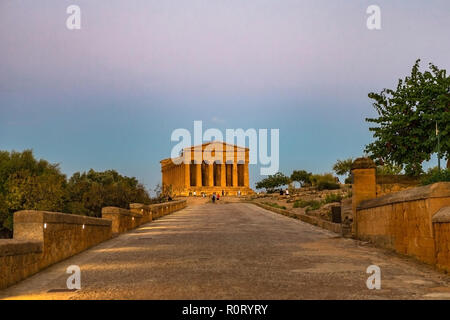 Tempio della Concordia, situato nel parco della Valle dei Templi di Agrigento, Sicilia, Italia. Foto Stock