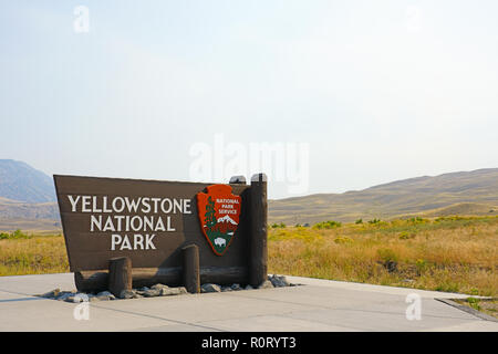 GARDINER, MT -5 SEP 2018- Vista del cartello di ingresso al Parco Nazionale di Yellowstone al confine tra Montana e Wyoming, Stati Uniti. Foto Stock