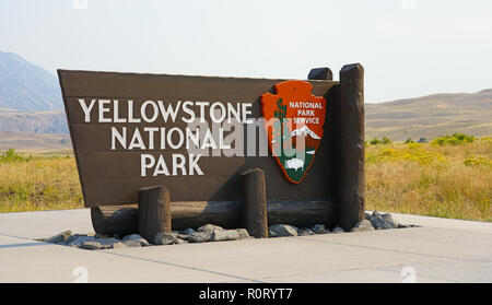 GARDINER, MT -5 SEP 2018- Vista del cartello di ingresso al Parco Nazionale di Yellowstone al confine tra Montana e Wyoming, Stati Uniti. Foto Stock