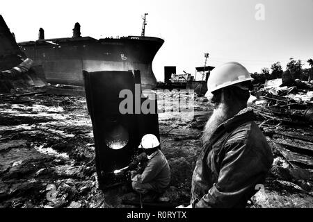 Gli operai lavorano a nave- cantiere di rottura. Il Bangladesh è dipendente dalla nave-industria di rottura per il 80% delle sue esigenze di acciaio. Chittagong, Bangladesh. Foto Stock