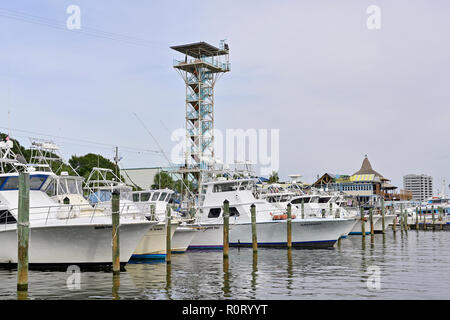 Parte di Destin carta commerciale della flotta di pesca o barche lungo la costa del Golfo del Messico in Florida Panhandle al porto a piedi Marina, Destin Florida USA. Foto Stock