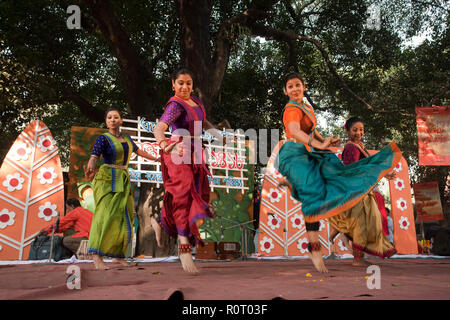 Ragazze danza sul palco per celebrare Basanta Utsab su Pohela Falgun, il primo giorno di Bangla stagione Basanta presso il Fine Arts facoltà di Dhaka Univers Foto Stock