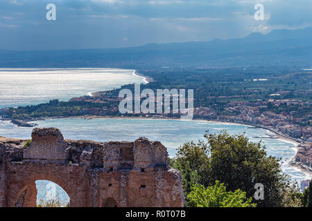 Al di sopra di vista del Mar Ionio costa e Giardini Naxos town dalla città di Taormina, Sicilia, Italia. Foto Stock