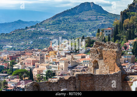 Taormina. Taormina è stata principale destinazione turistica in Sicilia sin dal XIX secolo. Taormina, Sicilia, Italia. Foto Stock