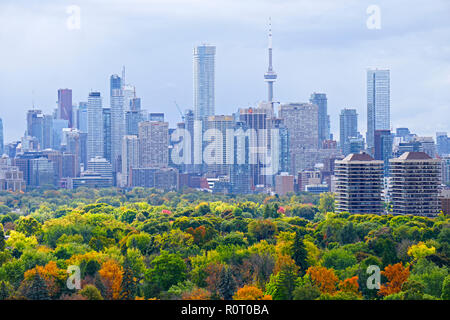 Toronto Downtown e midtown skyline con foglie di autunno colori nella parte anteriore dei grattacieli di riferimento sotto il cielo nuvoloso su 17 Ottobre 2018 Foto Stock