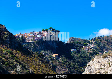 Castelmola: tipico siciliano di borgo arroccato su una montagna, vicino a Taormina. Provincia di Messina, Sicilia, Italia. Foto Stock