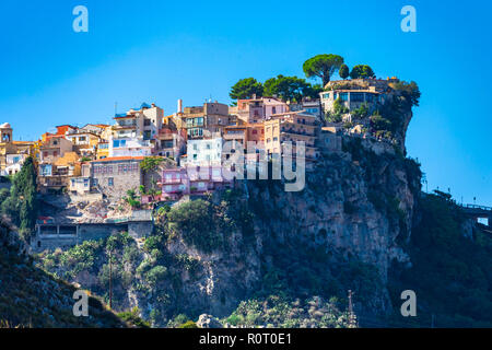 Castelmola: tipico siciliano di borgo arroccato su una montagna, vicino a Taormina. Provincia di Messina, Sicilia, Italia. Foto Stock