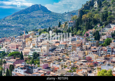 Taormina. Taormina è stata principale destinazione turistica in Sicilia sin dal XIX secolo. Taormina, Sicilia, Italia. Foto Stock