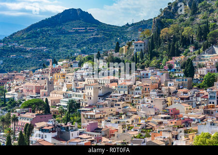 Taormina. Taormina è stata principale destinazione turistica in Sicilia sin dal XIX secolo. Taormina, Sicilia, Italia. Foto Stock