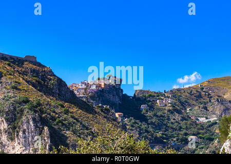 Castelmola: tipico siciliano di borgo arroccato su una montagna, vicino a Taormina. Provincia di Messina, Sicilia, Italia. Foto Stock