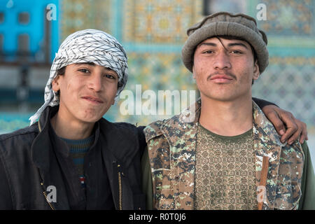 Due giovani pellegrini al Santuario di Hazrat Ali, chiamato anche la Moschea Blu, Mazar-e Sharif, Afghanistan Foto Stock