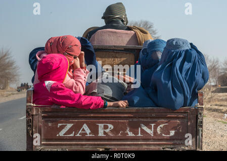 Le donne Lo Shopping con tradizionale burqa, Balkh provincia nord Afghanistan Foto Stock