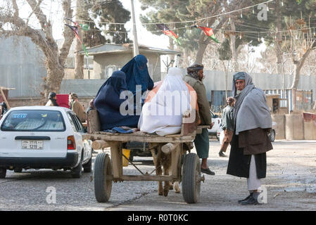 Le donne Lo Shopping con tradizionale burqa, Balkh provincia nord Afghanistan Foto Stock