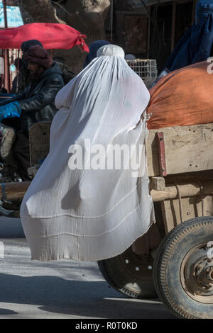 Donna Shopping con tradizionale burqa, Balkh provincia nord Afghanistan Foto Stock