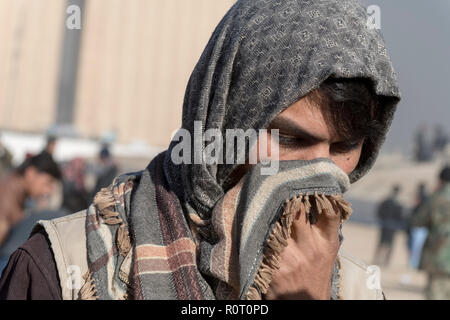 Spettatore di combattimento del cane il venerdì a Mazar-i-Sharif, Balkh Provincia, Afghanistan Foto Stock