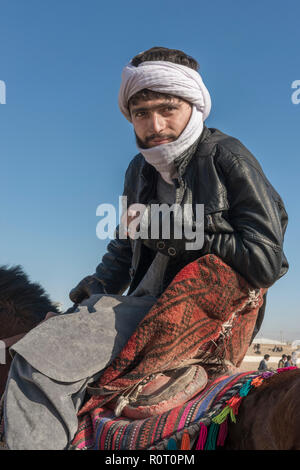 Buzkashi invernale venerdì, Mazar-i-Sharif, Afghanistan - un giocatore Horse-Mounted Foto Stock