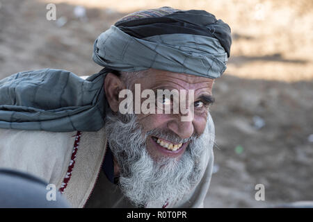 Buzkashi invernale venerdì, Mazar-i-Sharif, Afghanistan - Vecchio spettatore Foto Stock