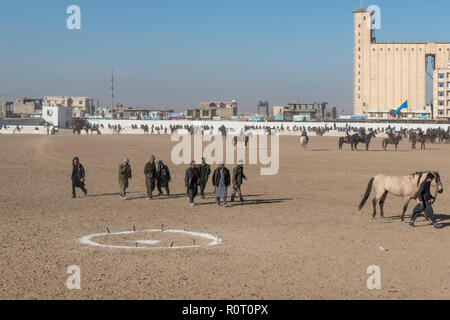 Buzkashi invernale venerdì, Mazar-i-Sharif, Afghanistan - lo scopo e la carcassa Foto Stock