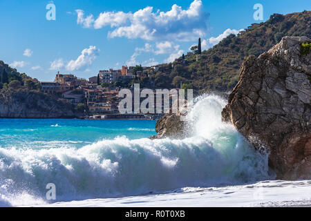 Vista da Letojanni a Taormina. Letojanni situato a nord di Taormina e Letojanni è un popolare resort costiero. Sicilia, Italia. Foto Stock