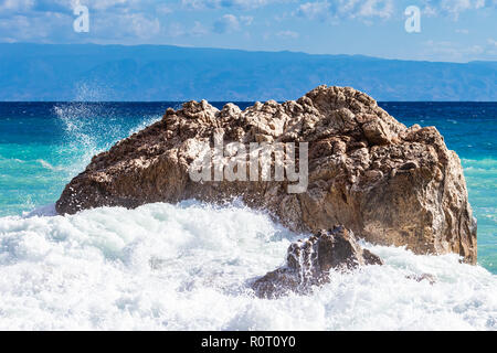 Vista da Letojanni a Taormina. Letojanni situato a nord di Taormina e Letojanni è un popolare resort costiero. Sicilia, Italia. Foto Stock