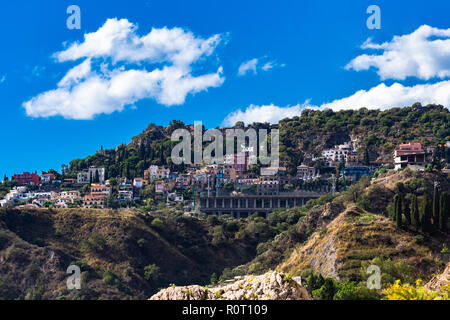 Vista da Letojanni a Taormina. Letojanni situato a nord di Taormina e Letojanni è un popolare resort costiero. Sicilia, Italia. Foto Stock