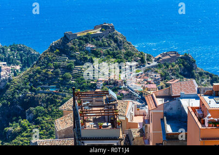 Castelmola, Italia - 27 Settembre 2018: la vista dal piccolo villaggio di Castelmola alla cima della montagna sopra Taormina, con la vista del mare Mediterraneo Foto Stock