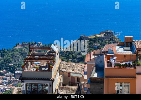 Castelmola, Italia - 27 Settembre 2018: la vista dal piccolo villaggio di Castelmola alla cima della montagna sopra Taormina, con la vista del mare Mediterraneo Foto Stock