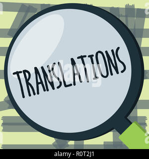 La scrittura della nota mostra traduzioni. Business photo presentazione processo di traduzione di testi da una lingua a un'altra. Foto Stock