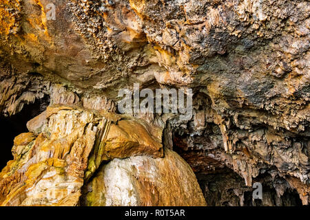 Alghero, Sardegna / Italia - 2018/08/09: vista interna della Grotta di Nettuno, noto anche come Grotte di Nettuno a Capo Caccia capo Foto Stock