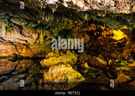 Alghero, Sardegna / Italia - 2018/08/09: vista interna della Grotta di Nettuno, noto anche come Grotte di Nettuno a Capo Caccia capo Foto Stock